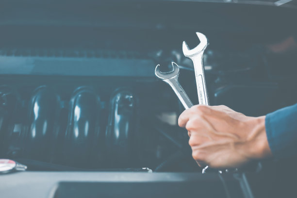 汽车服务、维修、保养理念。汽车修理工的工作图片下载