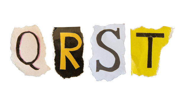 Q, R, S和T字母写在撕烂的彩色纸上图片下载