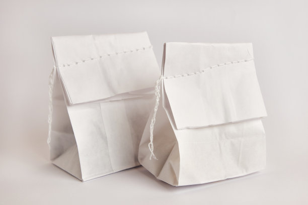 装有咖啡豆的纸袋，用线缝着。干燥食品包装。图片下载