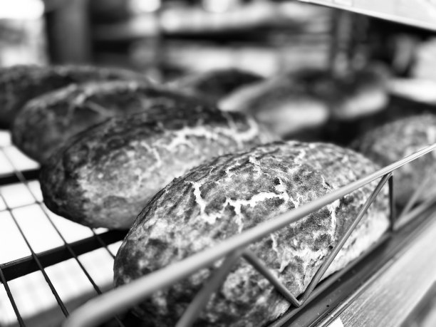 新鲜出炉的面包出售图片下载