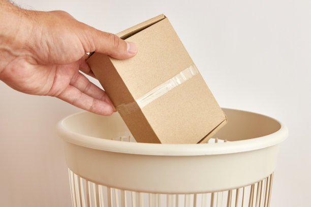 纸包装被丢弃处理和回收。图片下载