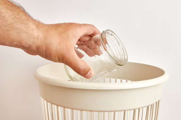 玻璃罐被丢弃进行处理和加工。图片下载