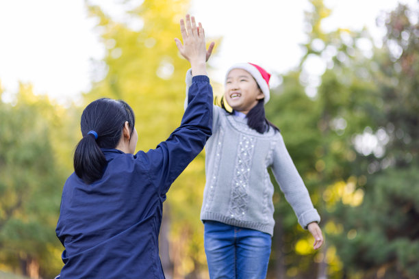 妈妈和圣诞女孩击掌图片下载