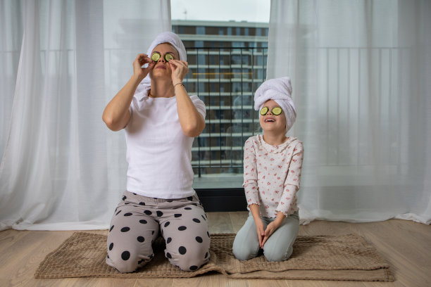 母女二人图片下载