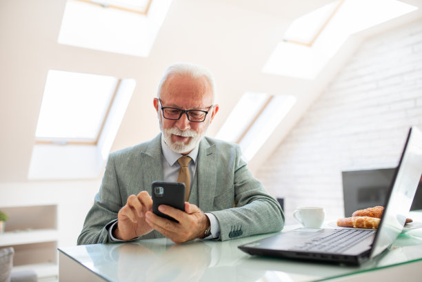 老人在家工作图片下载