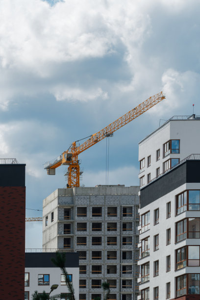 施工起重机和在建住宅楼图片下载