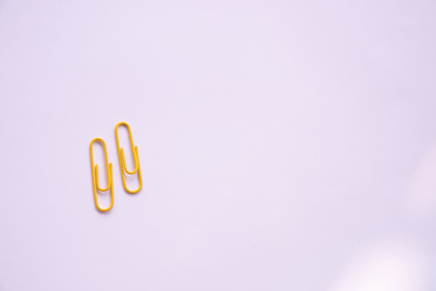 多色回形针孤立在一个白色的背景图片下载