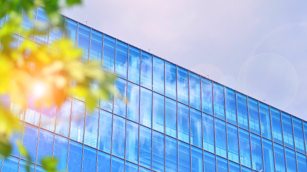 生态建筑。绿树和玻璃办公楼。自然与现代的和谐。图片下载