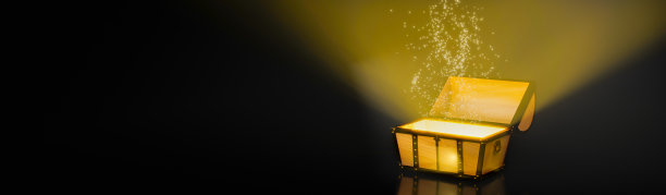 宝箱的盖子打开了，一束金光从里面照了出来。梦幻宝盒兴奋照明。3D渲染。图片下载