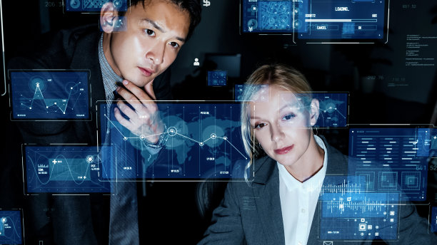 一群人在观看全息屏幕。系统工程。GUI(图形用户界面)。图片下载