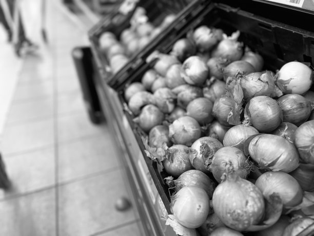 超市里出售的新鲜洋葱图片下载