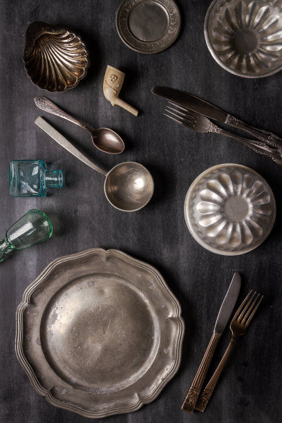 黑色背景的各种古董古董盘子图片下载