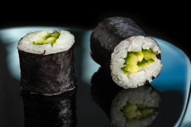 日本新鲜寿司卷黑色背景特写。图片下载