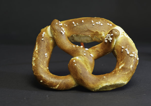 新鲜的椒盐脆饼配上盐和黄油图片下载