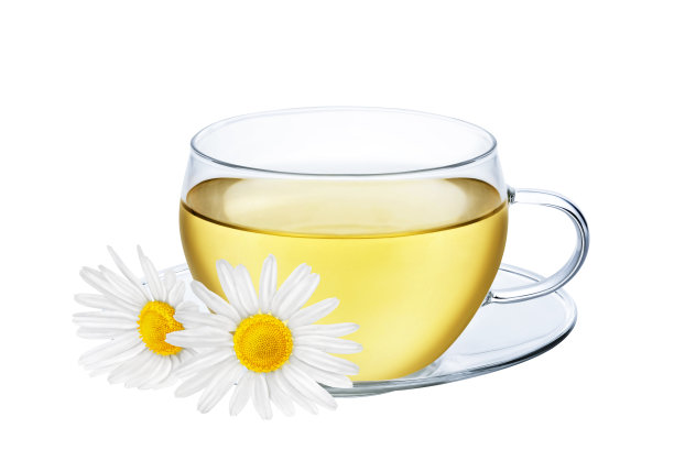 玻璃杯草药茶与洋甘菊花隔离在白色背景。图片下载