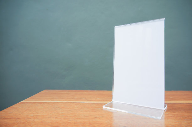 模拟菜单框架站在木桌子上的酒吧餐厅咖啡馆。文本空间。MenuÂ为文字营销推广提供空白图片下载