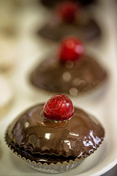 在一家糖果工厂生产美味的奶油和奶油甜点。图片下载