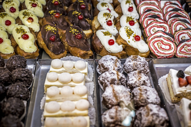 在一家糖果工厂生产美味的奶油和奶油甜点。图片下载