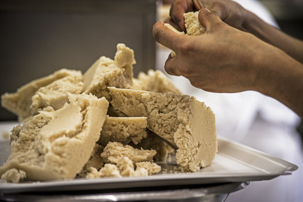在一家糖果工厂生产美味的奶油和奶油甜点。图片下载