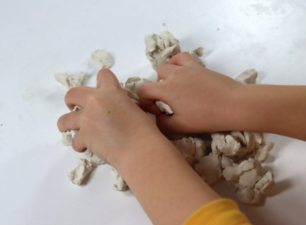 孩子的手可以捏橡皮泥图片下载