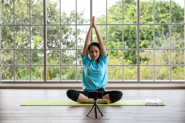 亚洲女博主在网上做莲花掌瑜伽图片下载