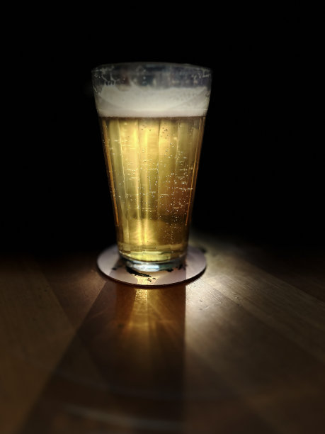 桌上有一个冰镇的啤酒杯。图片下载