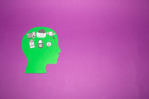 绿皮书头部带有互联网安全图标，防火墙、数据安全、创意安全信息背景，拷贝空间上紫色背景图片下载