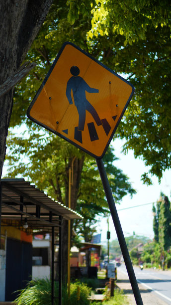 倾斜交通标志图片下载