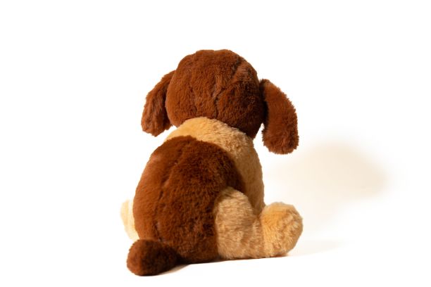 小毛绒棕色小狗玩具孤立在白色的背景图片下载