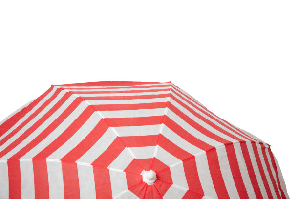 遮阳伞孤立于白底，红白条纹遮阳伞为沙滩图片下载