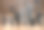 不同尺寸的弹簧。铜的背景。图片下载