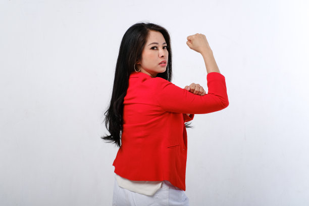 穿着红色和白色连衣裙的兴奋的亚洲女性图片下载