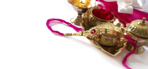 印度节日:罗克夏班丹以优雅的罗克夏班丹为背景，大米谷物和Kumkum罗克夏班丹与糖果、鲜花和迪亚图片下载