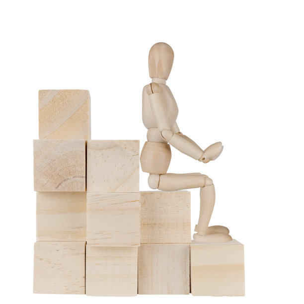 坐在木梯上的木偶图片下载