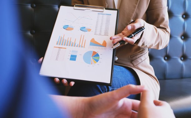 西装革履的女商人正在做演示，解释图表。和会员讨论新的商业项目。图片下载