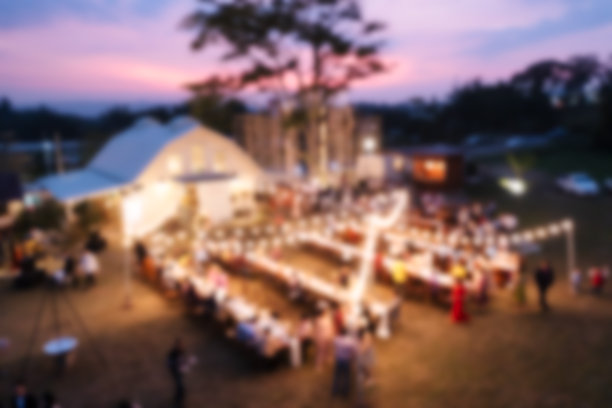 在夕阳下与餐桌和客人一起庆祝的灯光餐饮图片下载