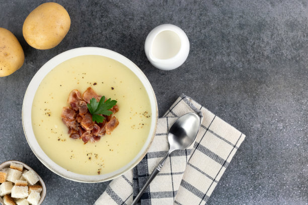 奶油土豆汤配培根和灰色背景的面包丁。前视图。副本的空间。法式奶油浓汤。图片下载