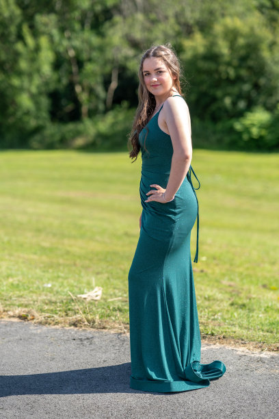 16岁的女孩，穿着舞会礼服图片下载