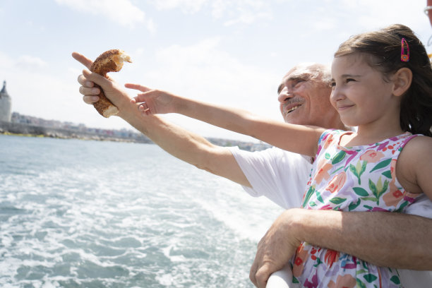 爷爷和孙子在渡船上旅行图片下载