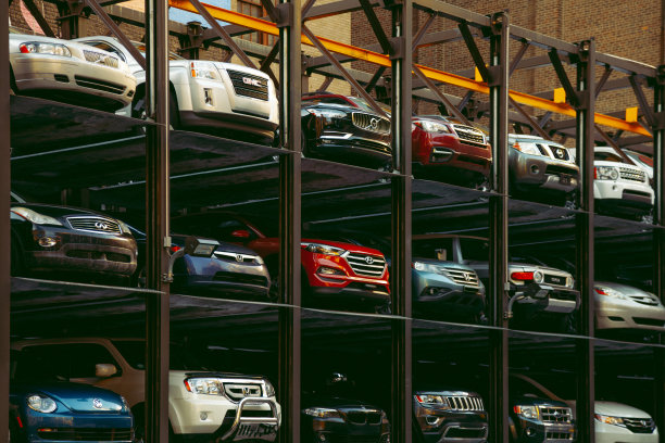 停有汽车的悬挂升降机图片下载