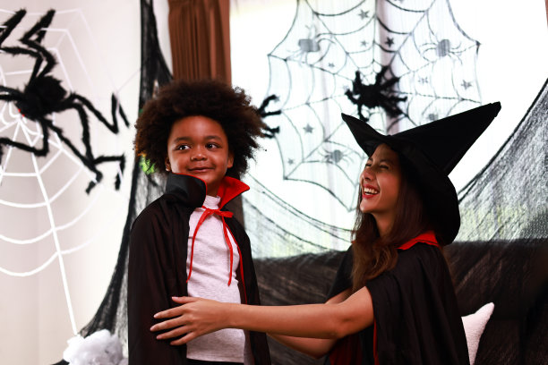 母亲扮成女巫，儿子扮成吸血鬼，盛装出席万圣节图片下载