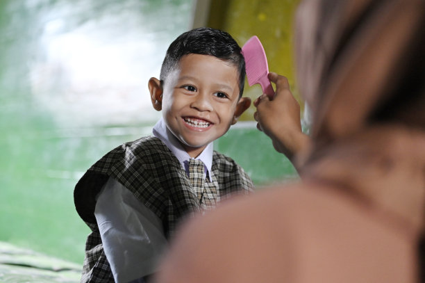 上学前梳头图片下载