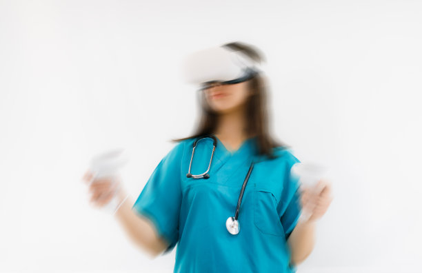 创新未来:年轻女性护理人员在医学研究中拥抱虚拟现实的肖像图片下载