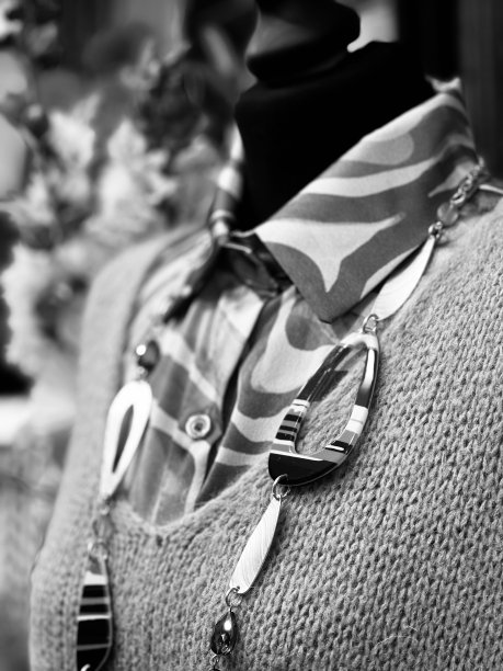 服装零售店里的人体模型图片下载