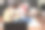 一个十几岁的女孩，拿着一把原声吉他和一台笔记本电脑，在她的房间里享受着她对音乐的热情图片下载