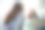 年轻女子在家里的浴室里照镜子图片下载