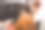 一位母亲在家做饭，她10岁的棕色头发的儿子正在切西红柿——他们在阳光明媚的厨房里——家庭成员做饭的照片——图片下载