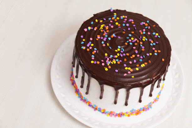 孩子们的生日蛋糕，上面有巧克力和五颜六色的糖果。图片下载