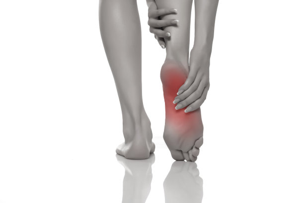 白色背景下女性足部疼痛。疼痛的概念图片下载