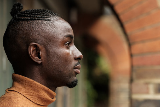 从侧面看黑人男模特的头部照片。图片下载